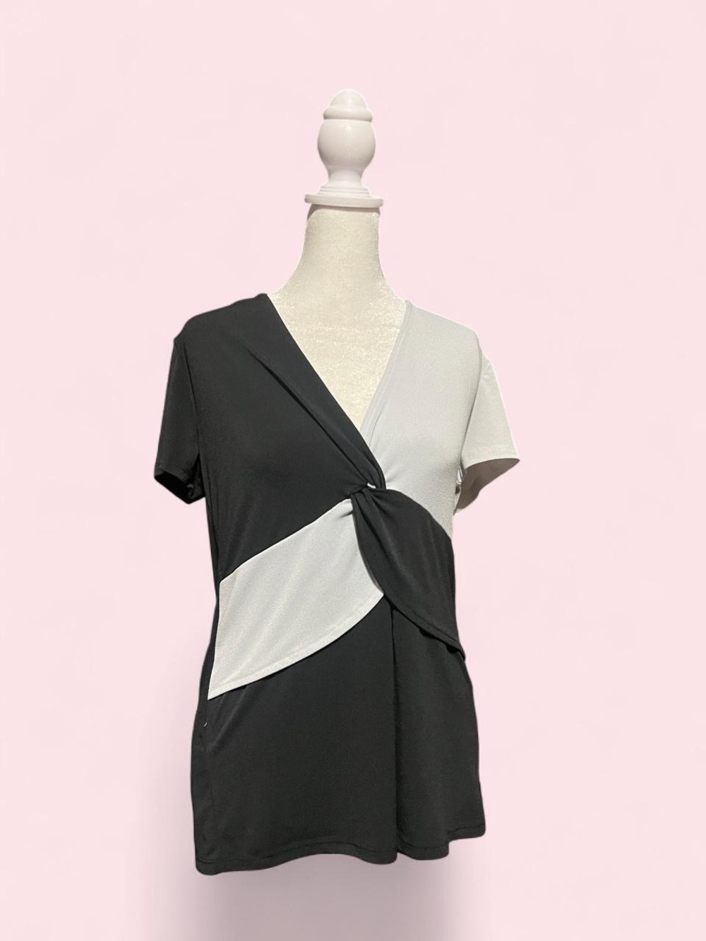 Medium Women’s Black & White Twist-Front V-neck top
